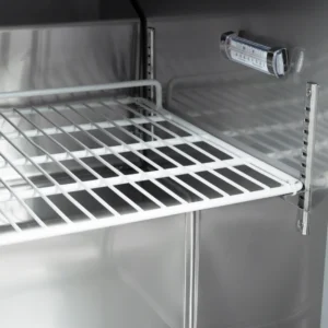 Mesa fría: vista frontal del almacenamiento refrigerado